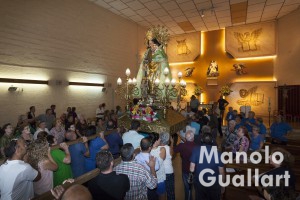 Entrada de la Virgen de los Desamparados en la parroquia Santa Rosa de Lima. Foto de Manolo Guallart.