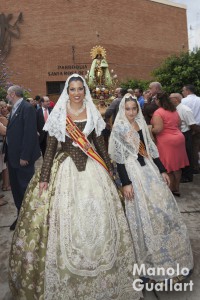 Estefanía López y María Donderis, Falleras Mayores de Valencia, acompañan a la Virgen. Foto de Manolo Guallart.