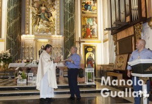 Agradecimiento de la Cofradía de Granaderos al párroco Antonio Diaz Tortajada. Foto de Manolo Guallart.