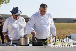 El chef Alejandro del Toro en el curso de cocina. Foto de Manolo Guallart.