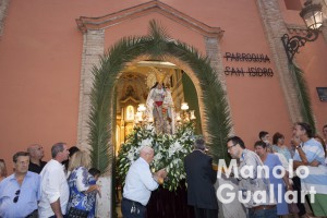 Salida de la Virgen en procesión. Fiestas del barrio de san Isidro. Foto de Manolo Guallart.