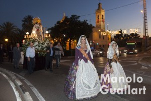 Las Falleras Mayores de Valencia, Estefanía López y María Donderis, acompañan a la Virgen en el barrio de san Isidro. Foto de Manolo Guallart.