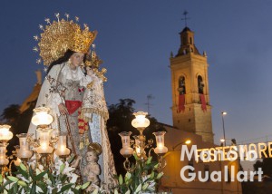 La Virgen de los Desamparados del barrio de san Isidro en procesión. Foto de Manolo Guallart.