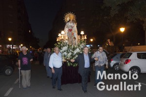 Virgen de los Desamparados por el barrio de san Isidro. Foto de Manolo Guallart.