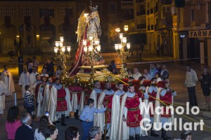 San Miguel llevado por sus "portants" en la procesión de Lliria. Foto de Manolo Guallart.