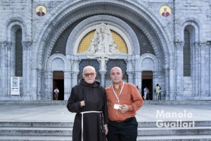 Fray Conrado Estruch con el fotógrafo Manolo Guallart en el santuario Nuestra Señora de Lourdes en 2007.