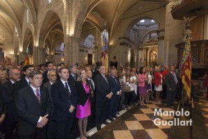 Momento del Te Deum, con las senyeras en la catedral y representantes de Lo Rat Penat en lugar de honor. Foto de Manolo Guallart.