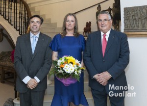 Vicente Navarro (presidente dels Jocs Florals), Bettina Vohringen (Regina 2016) y Enric Esteve (presidente de Lo Rat Penat). Foto de Manolo Guallart.