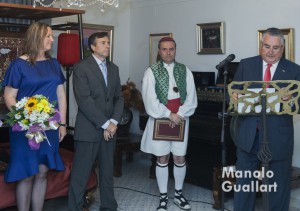 Enric Esteve, presidente de Lo Rat Penat, en el momento de la "Demanà" a la Regina dels Jocs Florals. Foto de Manolo Guallart.