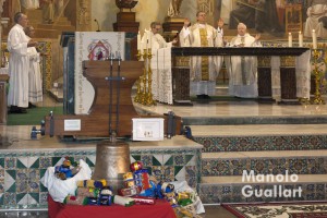 Misa mayor en San Miguel y San Sebastián para la bendición de la nueva campana. Foto de Manolo Guallart.