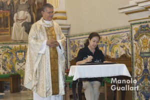 Mª Carmen Feliu, presidenta de Mestres Campaners, en la firma de acta. Foto de Manolo Guallart.