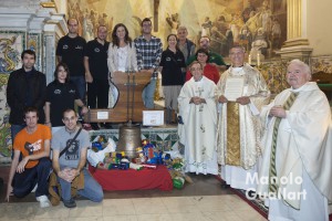 Mestres Campaners y sacerdotes de la parroquia con la campana San Antonio de Padua. Foto de Manolo Guallart.