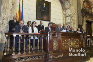 La junta directiva de la JCF durante la llamada del alcalde a Alicia Moreno. Foto de Manolo Guallart.