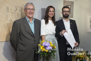 Joan Ribó (alcalde) y Pere Fuset (presidente de JCF) entregan su nombramiento como Fallera Mayor de Valencia a Alicia Moreno. Foto de Manolo Guallart.