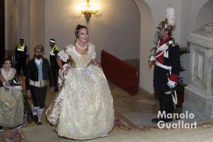 Alicia Moreno, Fallera Mayor de Valencia 2016 llega al ayuntamiento para su nombramiento. Foto de Manolo Guallart.