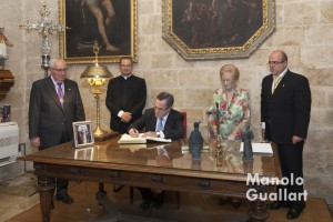 Ignacio Sánchez firma en la sacristía de San Nicolás en los libros de la parroquia y del altar del Tossal. Foto de Manolo Guallart.