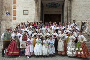 Participantes en la "Dansà" del altar vicentino de Russafa. Foto de Manolo Guallart.