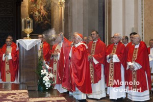 El arzobispo de Valencia, cardenal Antonio Cañizares, inciensa el Santo Cáliz. Foto de Manolo Guallart.
