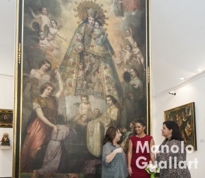 Mª Ángeles Gil, museóloga del MUMA, explicando durante la visita de Estefanía López. Foto de Manolo Guallart.