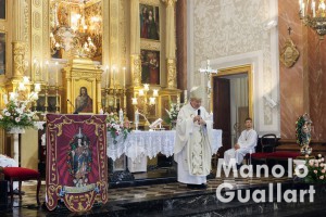 El obispo auxiliar Esteban Escudero en su homilía. Foto de Manolo Guallart.