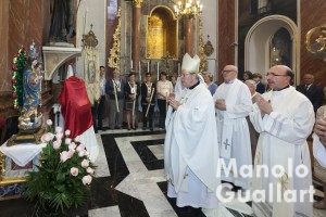 Los celebrantes ante la imagen de la Virgen del Rosario de Borbotó. Foto de Manolo Guallart.