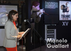 Sandra Gómez (concelaja de Protección Ciudadana) durante su lectura de un capítulo del "Tirant" en Na Jordana. Foto de Manolo Guallart.