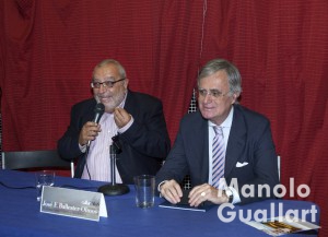 Julio Tormo, presidente de la falla Joaquín Costa-Burriana, presentando a Ballester-Olmos. Foto de Manolo Guallart.