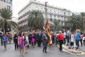La Real Senyera de Lo Rat Penat marchando hacia la catedral de Valencia. Foto de Manolo Guallart.