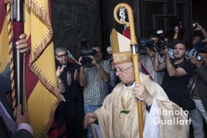 El arzobispo de Valencia recibe a la Real Senyera de Lo Rat Penat en la Puerta de los Hierros de la catedral. Foto de Manolo Guallart. 
