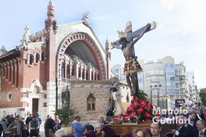 El Cristo de la Fe de Paterna por el Mercado de Colón de Valencia. Foto de Manolo Guallart.