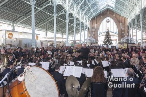 Actuación musical de la Agrupación Gayano Lluch en el Mercado de Colón. Foto de Manolo Guallart.