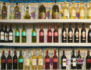 Vino, aceite y moscatel de la Cooperativa de Santa Bárbara en Casinos. Foto de Manolo Guallart.