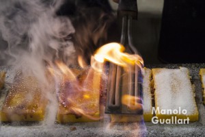 Un momento del proceso de elaboración de la yema tostada. Foto de Manolo Guallart.