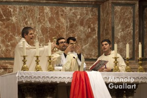 Celebración de la eucaristía en la Nightfever Valencia. Foto de Manolo Guallart.