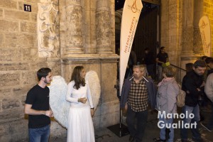 Un ángel ofrece velas en la calle (Nightfever Valencia). Foto de Manolo Guallart.