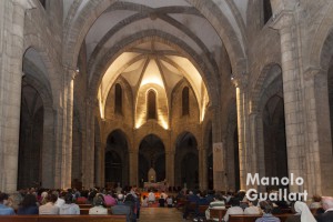 El templo gótico de Santa Catalina lleno de jóvenes acogió la Oración de Taizé. Foto de Manolo Guallart.