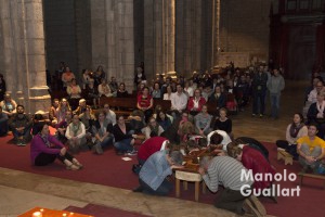 Jóvenes participantes en la Oración de Taizé de Santa catalina. Foto de Manolo Guallart.