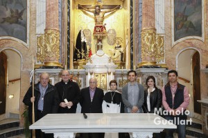Representantes del altar de Colón, la parroquia, el ayuntamiento y la cofradía en la capilla del Cristo de la Fe en Paterna. Foto de Manolo Guallart.