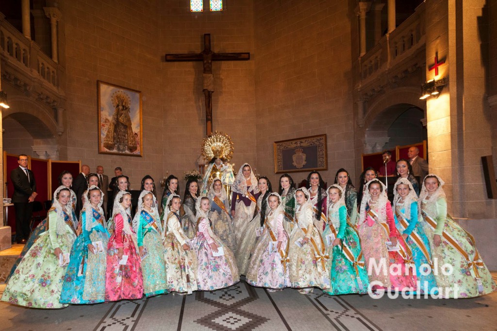 La Fallera Mayor de Valencia 2015 y su Corte de Honor, posan tras el Besamano a la Virgen de los Desamparados.