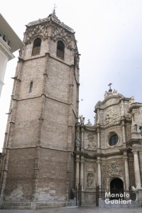 La Puerta de los Hierros y la torre del Miguelete de la Catedral de Valencia. Foto de Manolo Guallart.