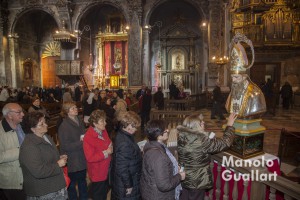 Devotos de San Nicolás en cola para venerar al santo el día de la fiesta. Foto de Manolo Guallart.