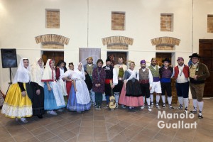 Participantes en la Mostra de "Roba a l´antiga" de Pilar Higón en la Casa Gra de la Pobla de Vallbona. Foto de Manolo Guallart.