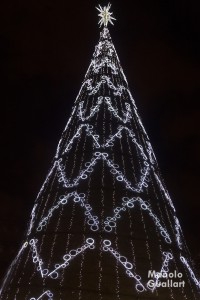 Abeto navideño iluminado en la plaza del Ayuntamiento de Valencia. Foto de Manolo Guallart.