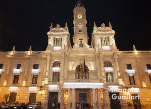 El Ayuntamiento de Valencia con la iluminación de Navidad. Foto de Manolo Guallart.