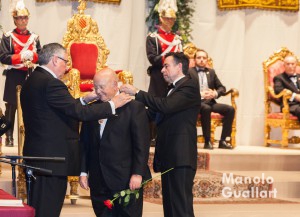 Enric Esteve (presidente de Lo Rat Penat) y Vicent Navarro (presidente de Jocs Florals) con Donís Martín, galardonado con la Flor Natural. Foto de Manolo Guallart.