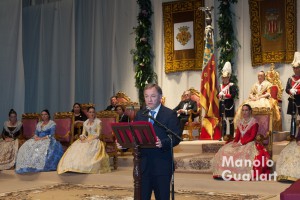 El Delegado del Gobierno, Juan Carlos Morales,leyendo el discurso del mantenedor de Jocs Florals. Foto de Manolo Guallart.
