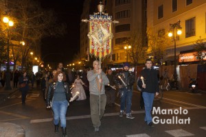 Miembros de la antiquísima cofradía de Santa Lucía recorriendo el barrio de Velluters de Valencia. Foto de Manolo Guallart.