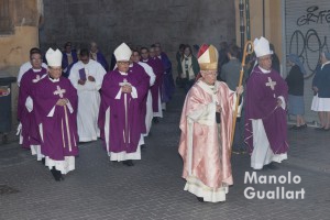 El cardenal Cañizares, acompañados de varios obispos, en la procesión desde San Esteban hasta la Catedral de Valencia. Foto de Manolo Guallart.