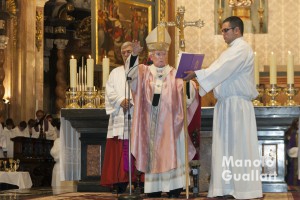 Bendición final del cardenal Cañizares en el inicio del Jubileo de la Misericordia en la Catedral de Valencia. Foto de Manolo Guallart.