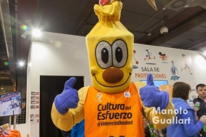 La mascota del valencia Basket en Expo Jove. Foto de Manolo Guallart.